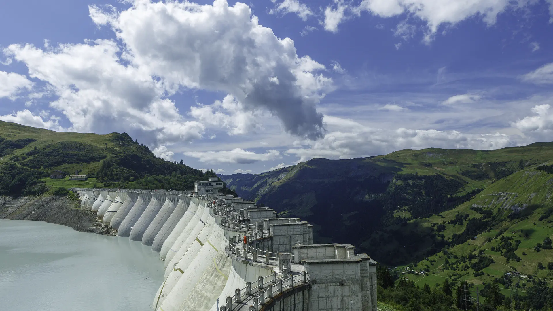 Vue de la vallée d'Hauteluc depuis le barrage