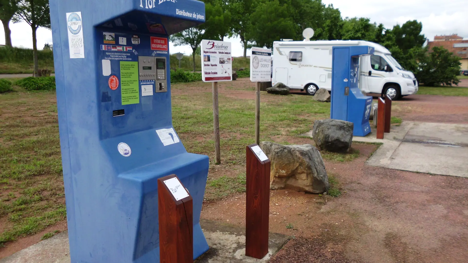 Bornes achat jetons et service vidange et remplissage en eau