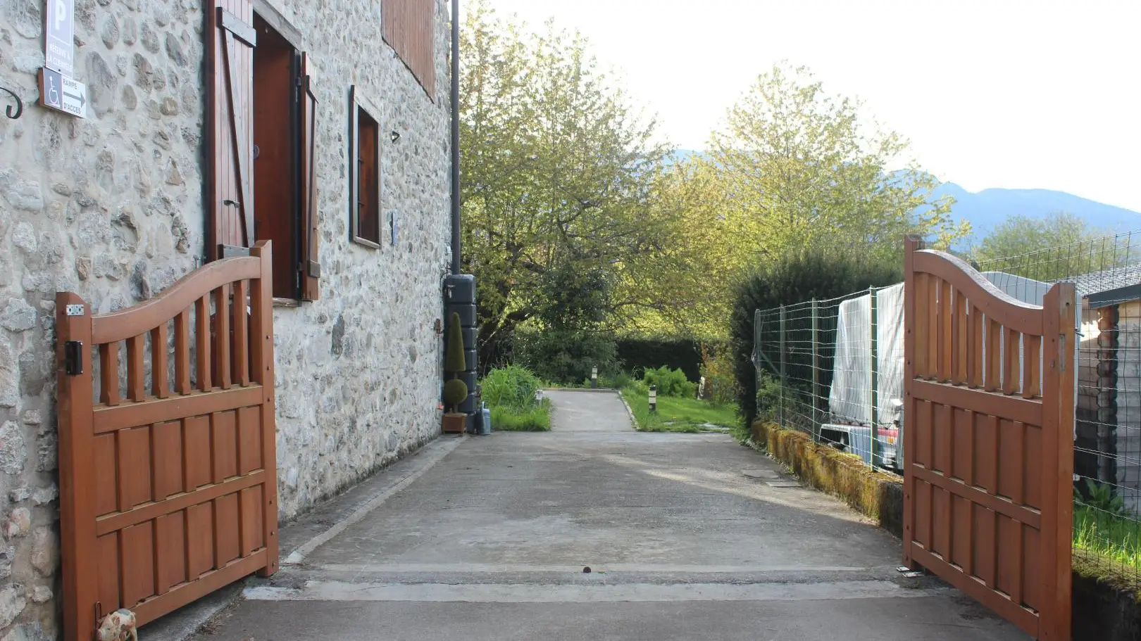 Stationnement et accès PMR au jardin privatif