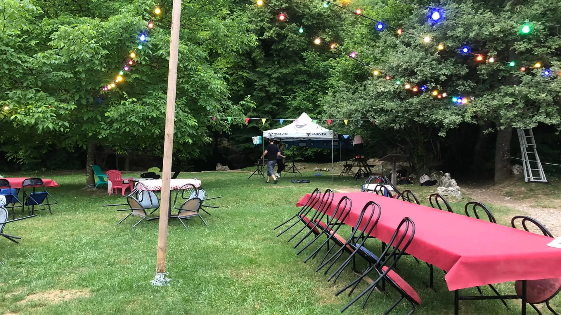 tables et guirlandes de fête