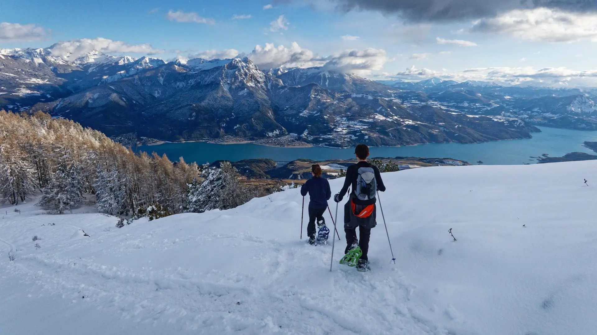 Randonneur face au lac de Serre-Ponçon