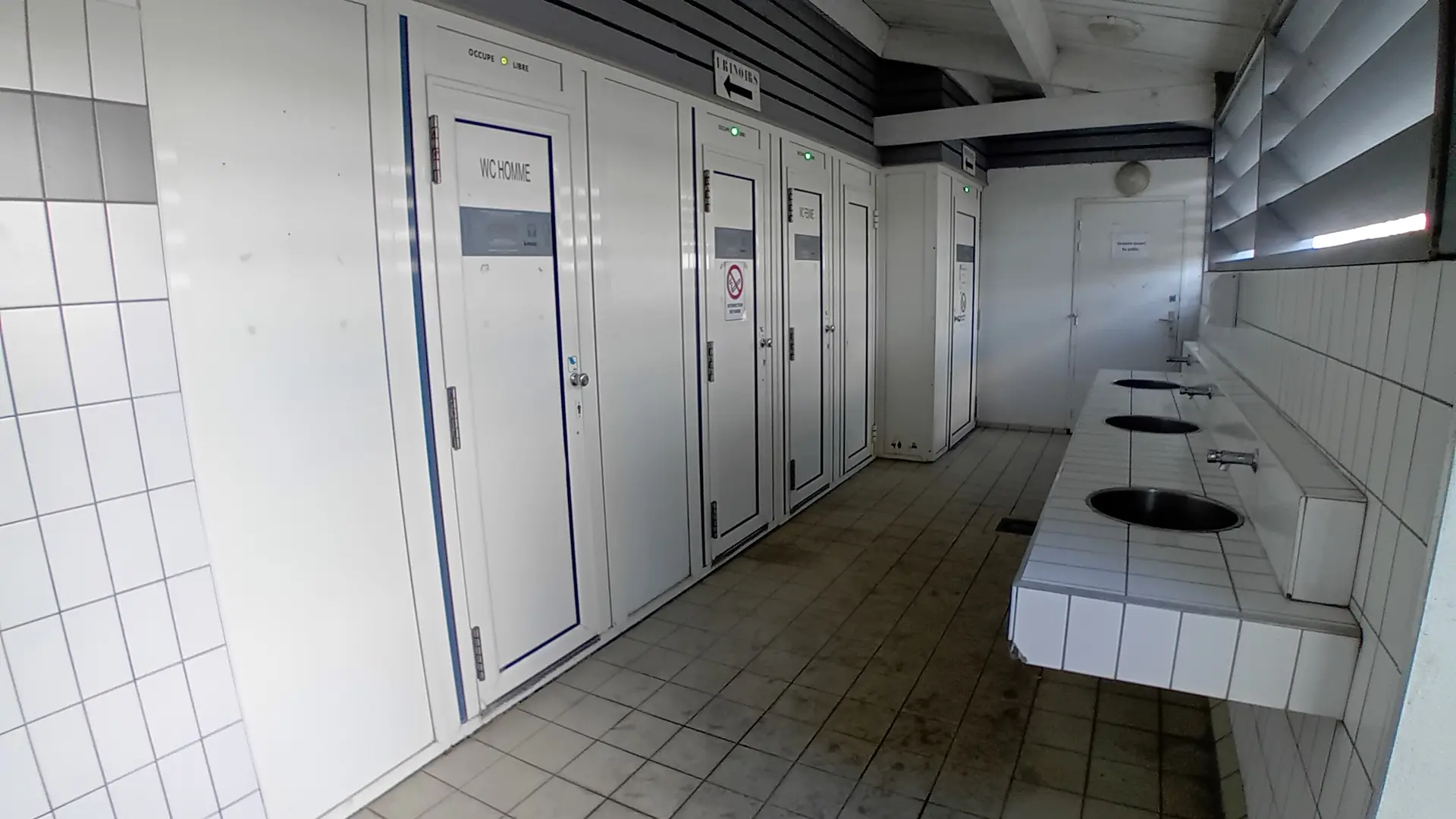 Interior de los aseos del mercado