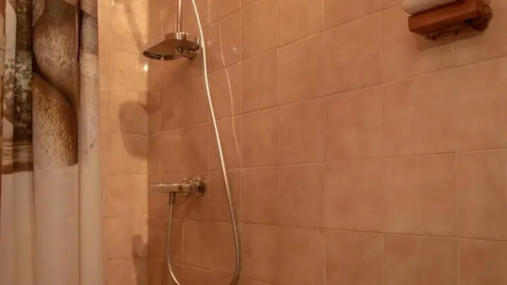 Petite douche de l'étage.