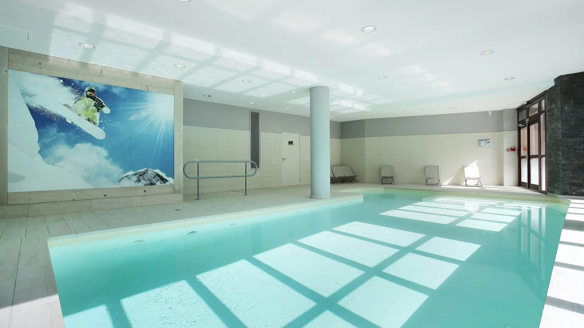Piscine avec vue sur le départ des pistes