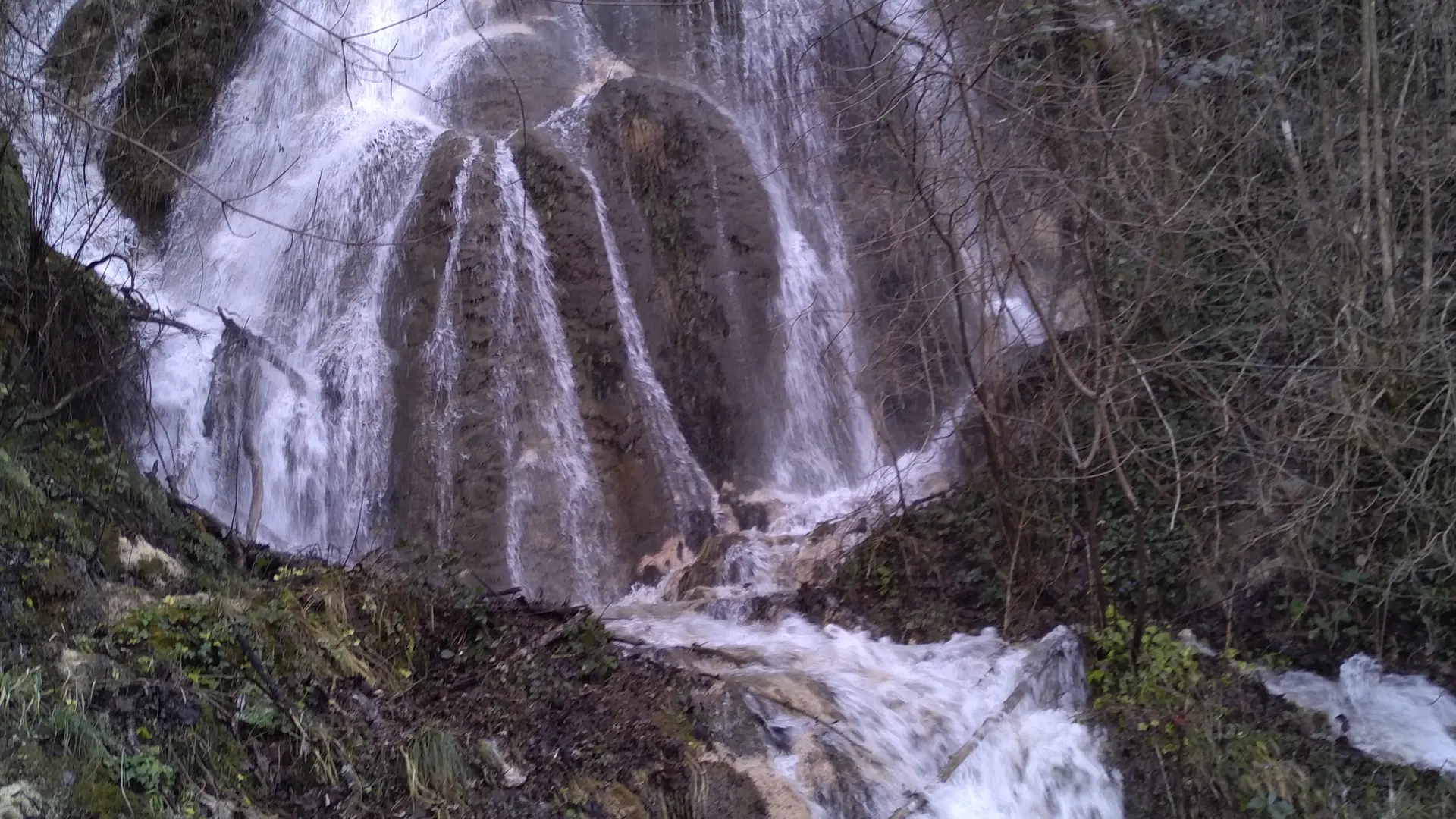 Cascade en eau dans la combe des Tuves