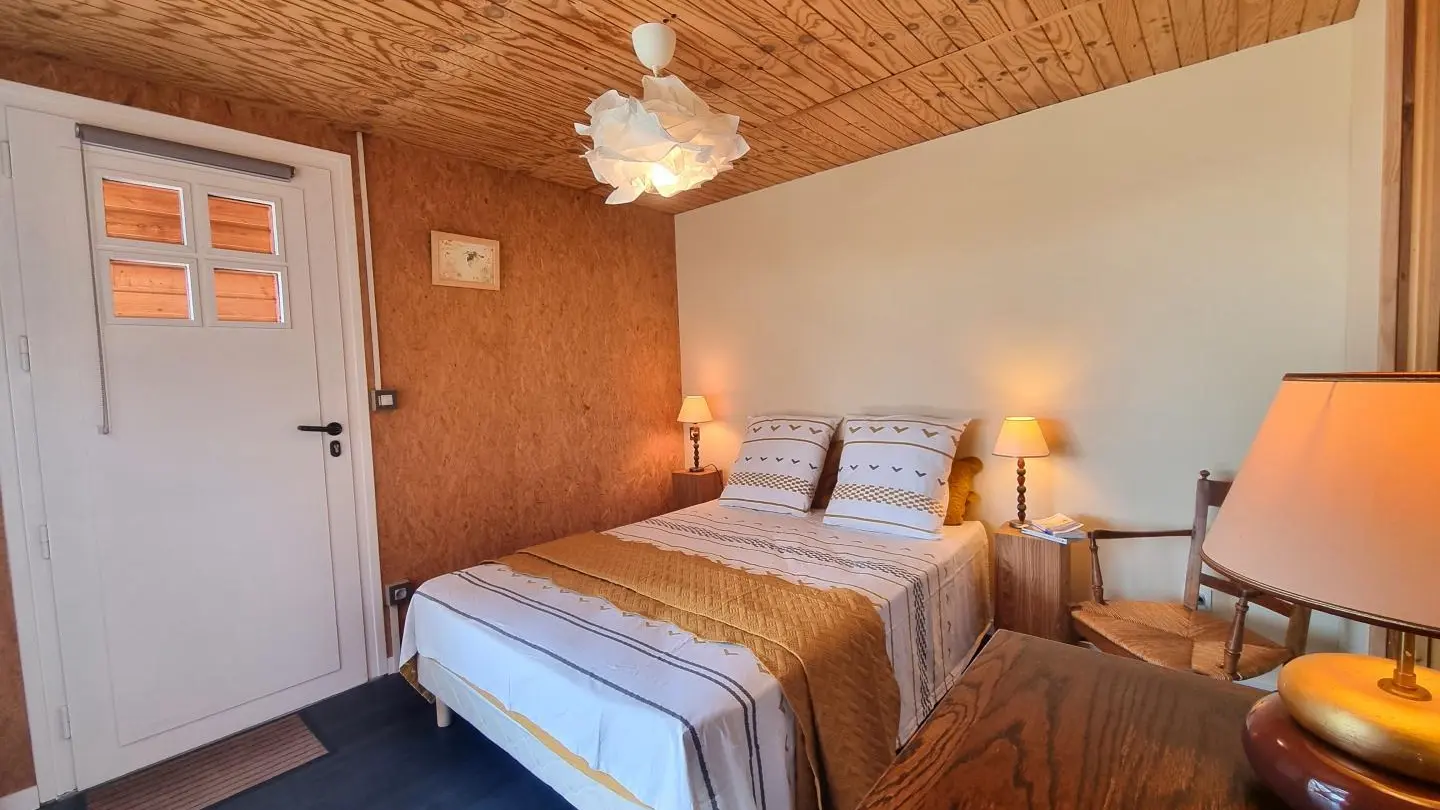 Chambre 1 : un lit 140.