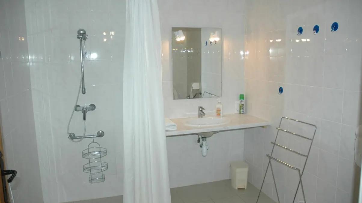 Une grande douche à l'italienne.rnLe linge de toilette est compris dans le prix de la location.