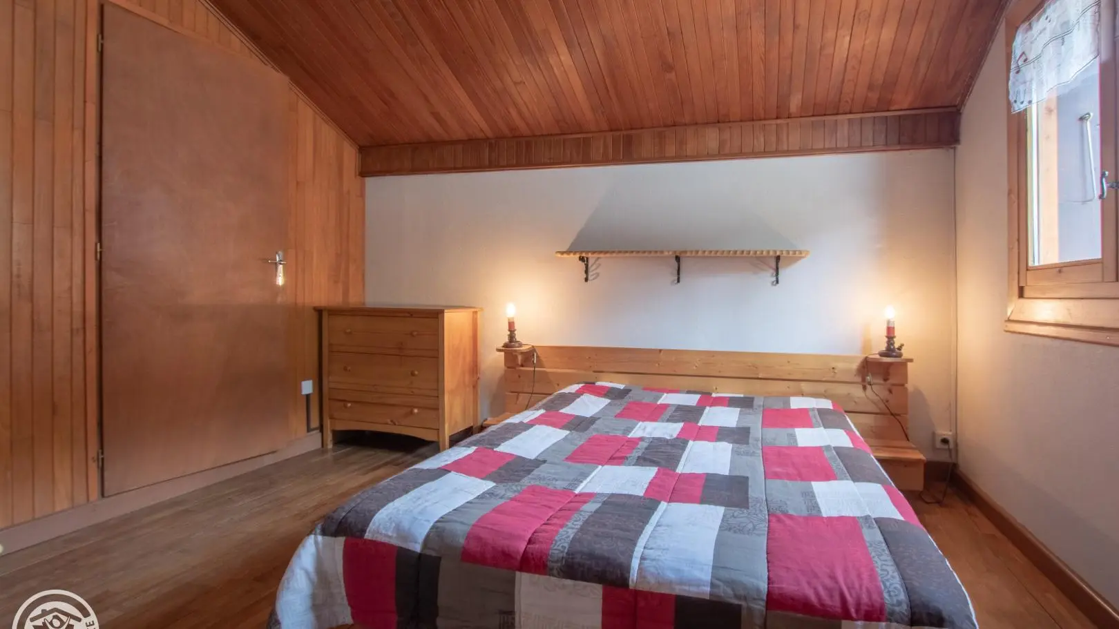 Chambre avec 1 lit 140cm.