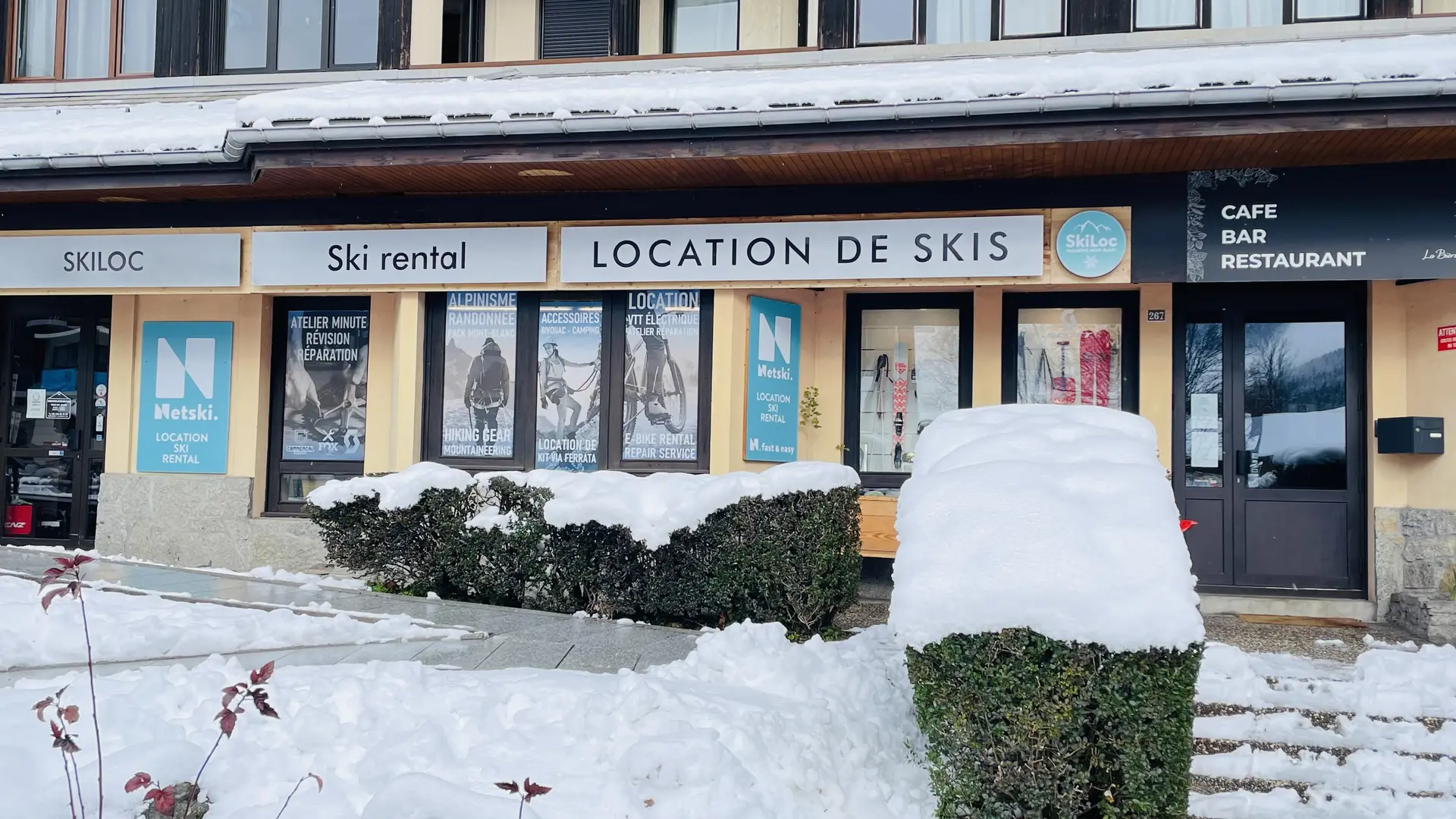 vue façade exterieur depuis l'arrêt de bus chamonix sud