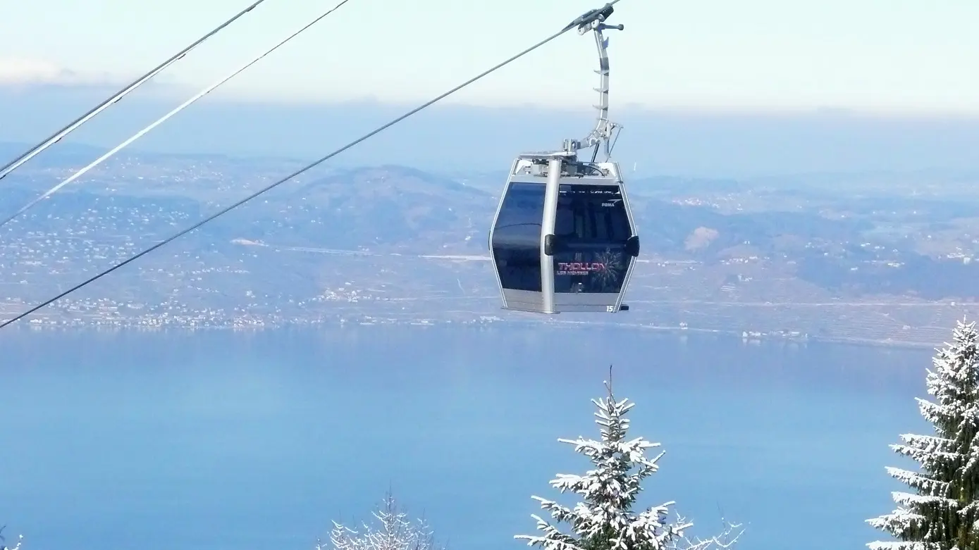 La télécabine de Thollon les Mémises l'hiver