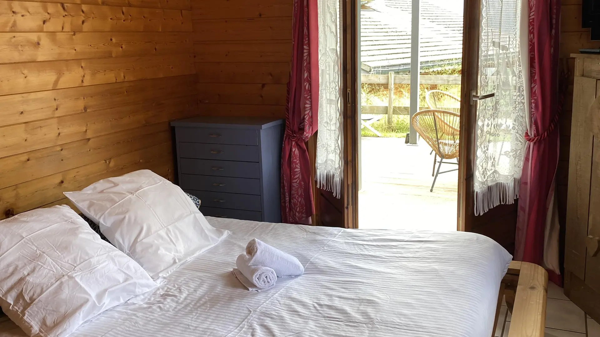 Chambre avec lit double, porte-fenêtre donnant accès à la terrasse