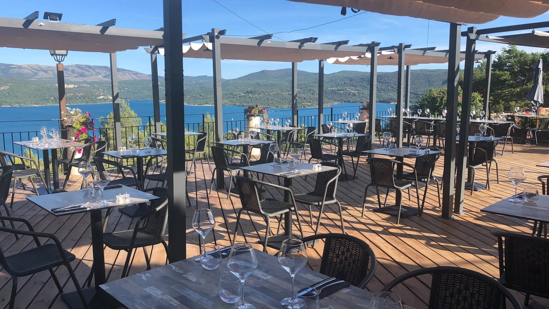 Restaurant avec vue sur le lac