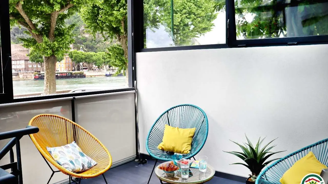 Véranda avec vue sur le Rhône, les vignobles de l'Hermitage et le château de Tournon.