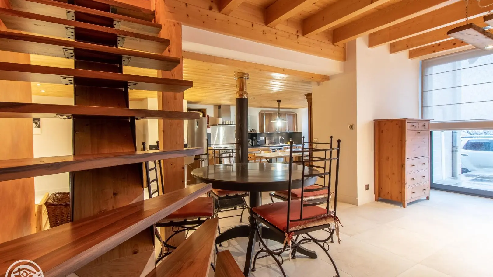 Accès étage et baie vitrée d'accès terrasse