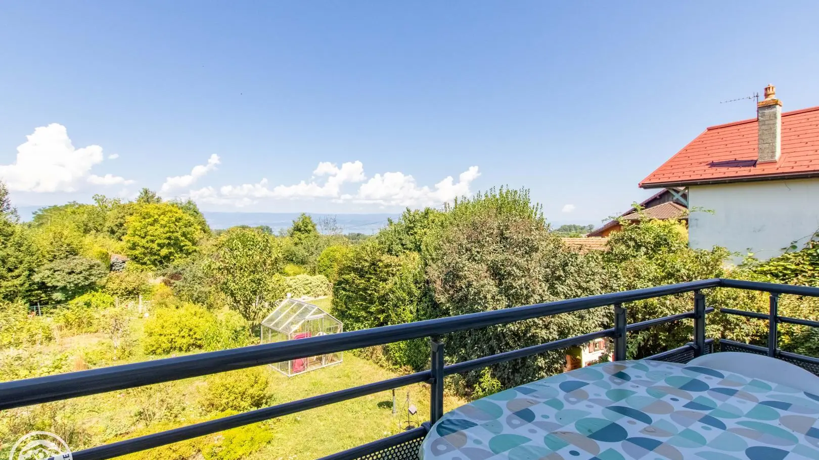 Balcon derrière, vue sur le jardin et le lac