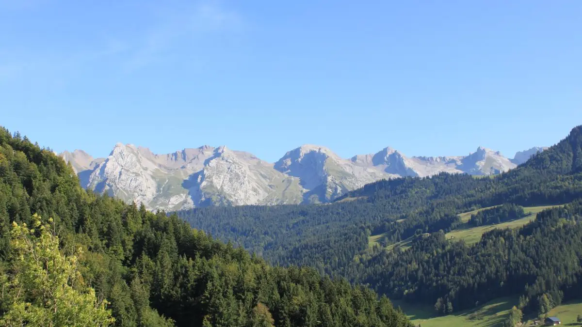 vue chaîne des Aravis l'été