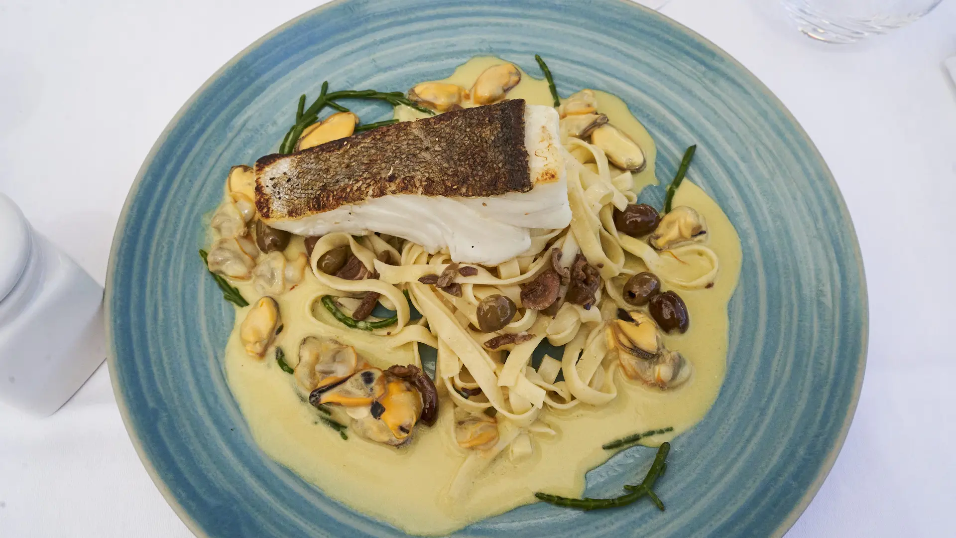 Dos de cabillaud rôti, marinière de coquillages et linguines