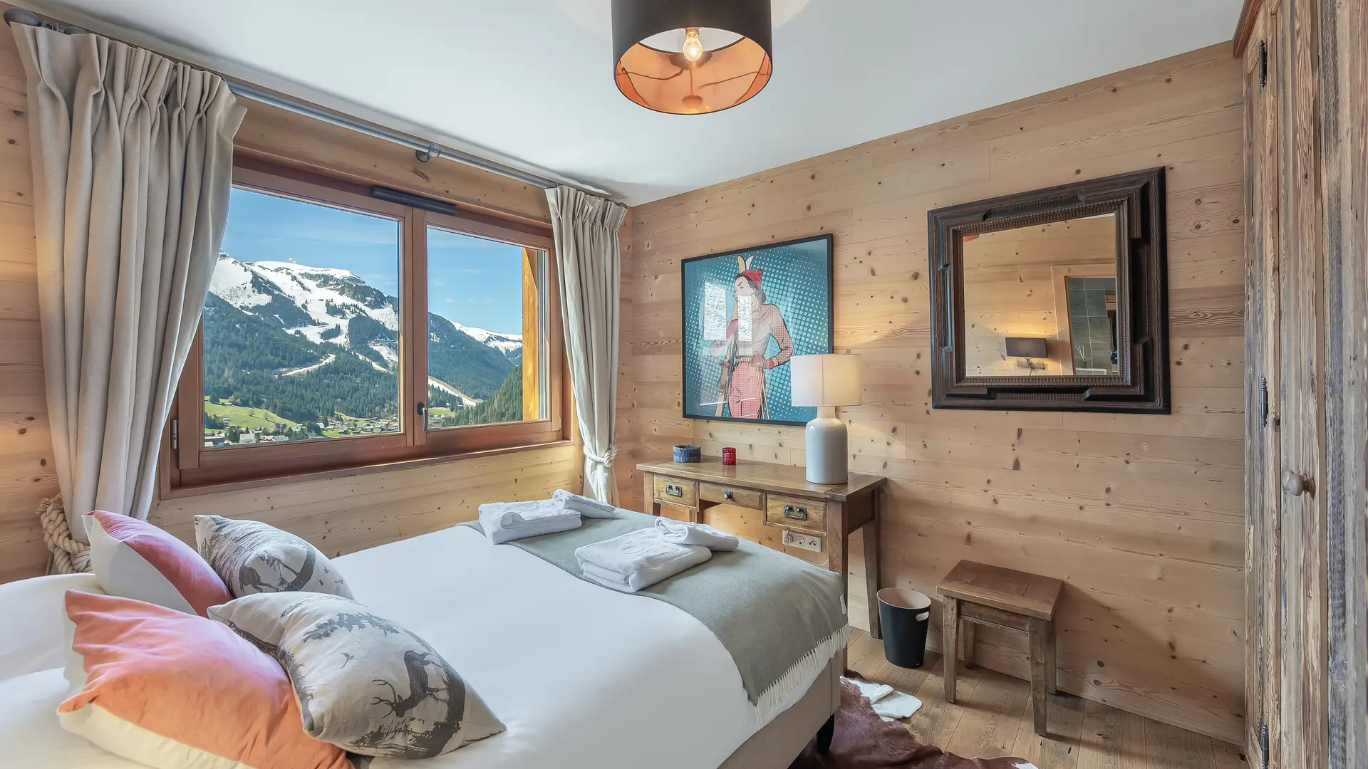 Chambre double avec grand lit, grande fenêtre, vue montagne