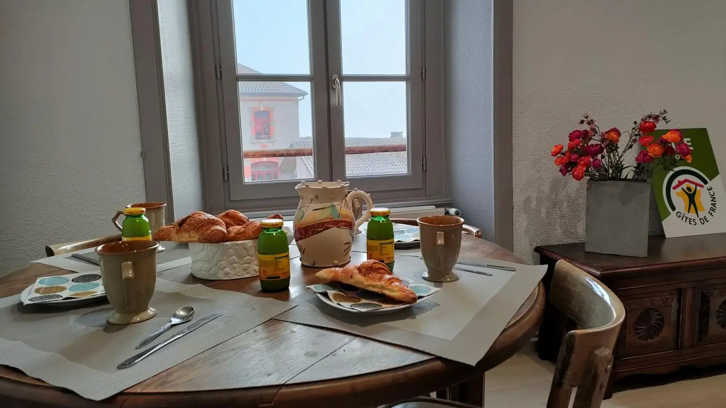 La spacieuse pièce à vivre avec la cuisine ouverte sur la salle à manger et le salon détente.