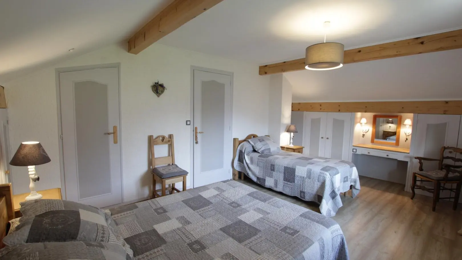 Chambre Gentiane avec salle d'eau privative.