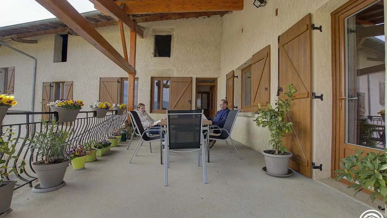La grande terrasse couverte pour profiter des moments de détente.
