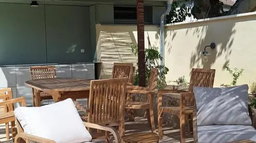 La pergola avec le salon, espace repas et cuisine d'été