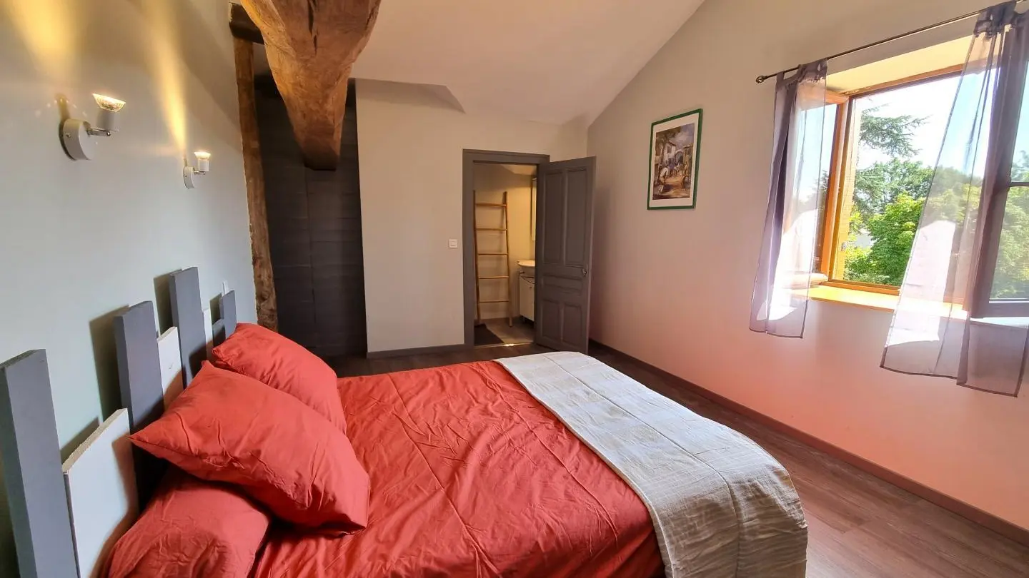 Chambre 4 : un lit 140x190cm et un lit 90x190 cm avec salle d'eau privative (douche et vasque).