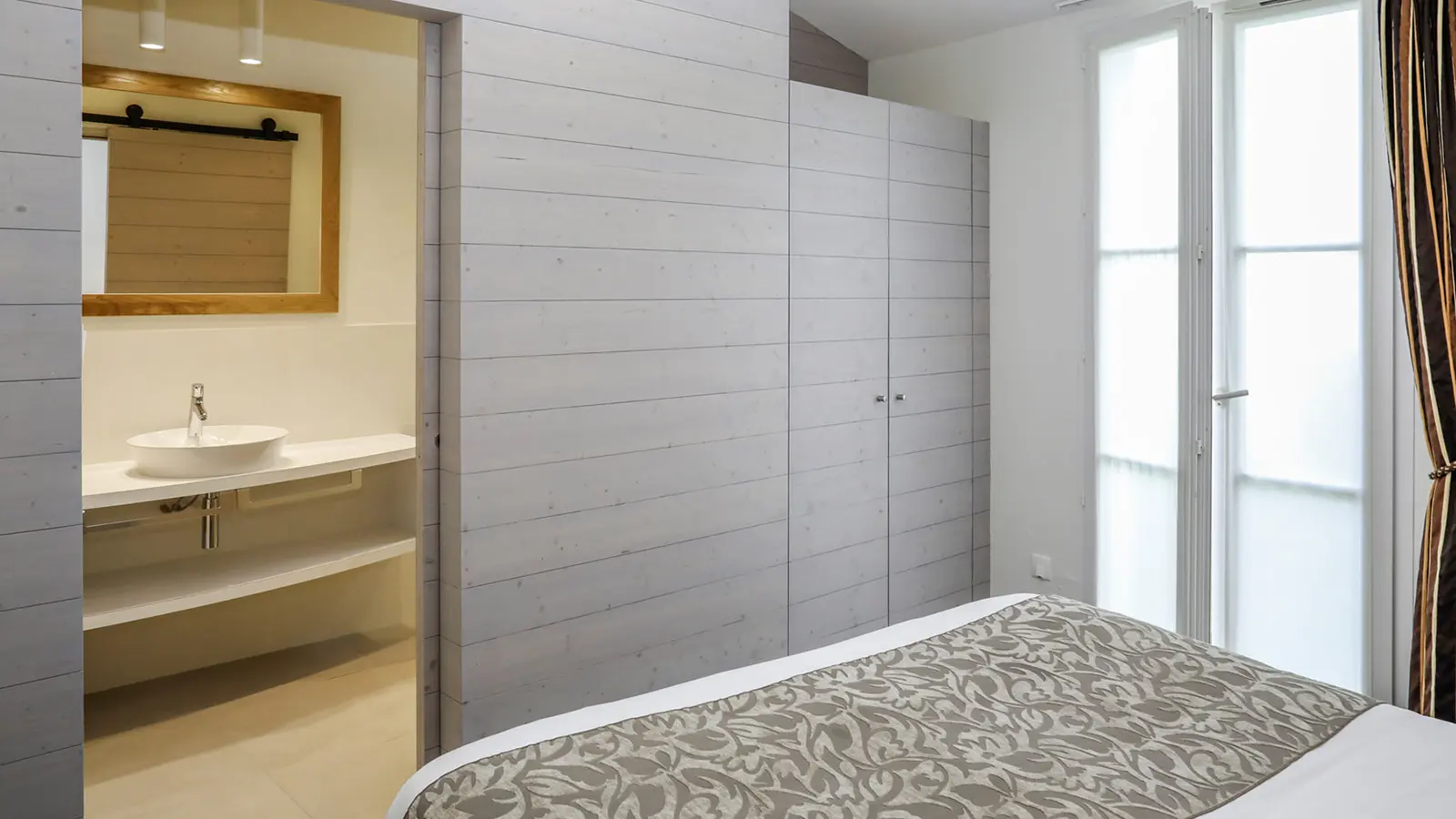 Chambre et salle d'eau de la suite « Côté jardin »