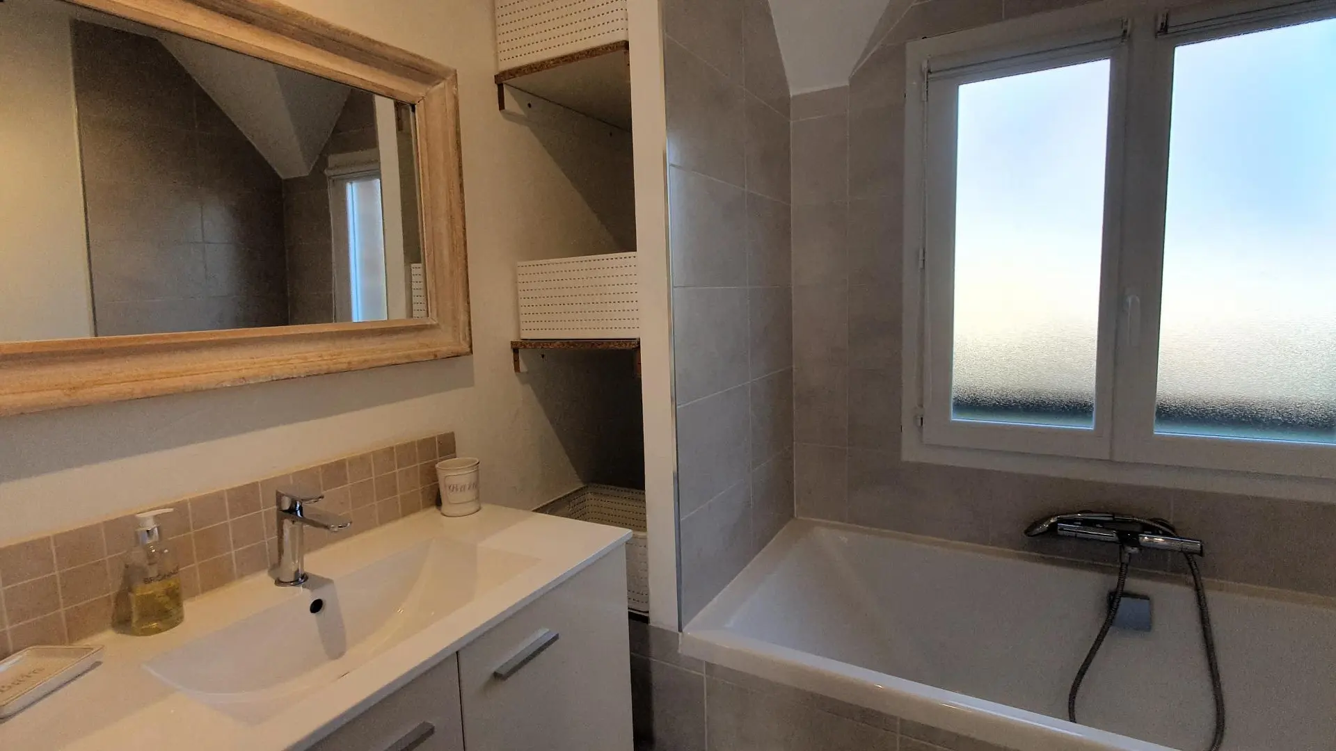 Salle de bains avec WC à l'étage