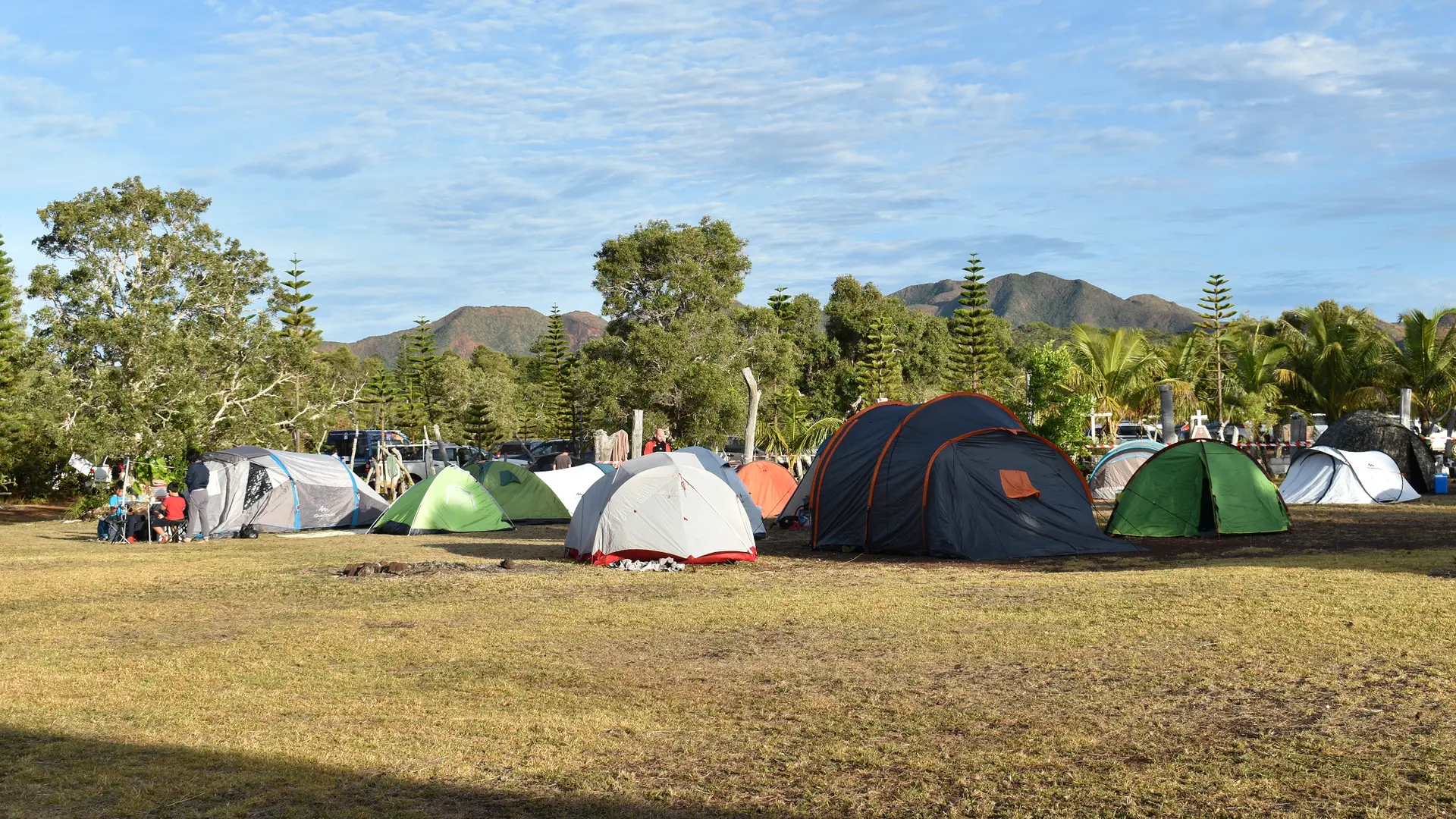 Un emplacement de camping spacieux, niché à proximité d'une forêt typique du Grand Sud Calédonien, au Cap N'Dua..