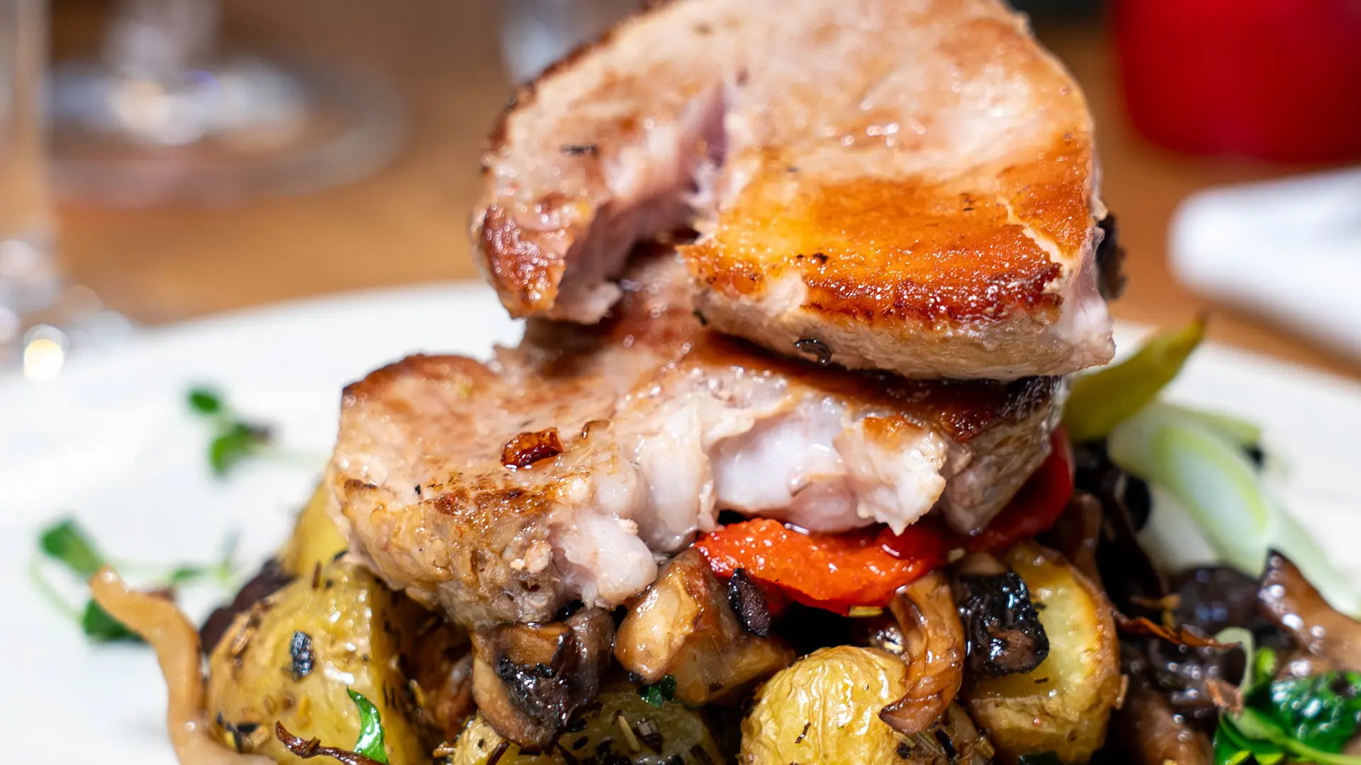 Échine de cochon, pommes de terre grenailles et pleurotes, jus