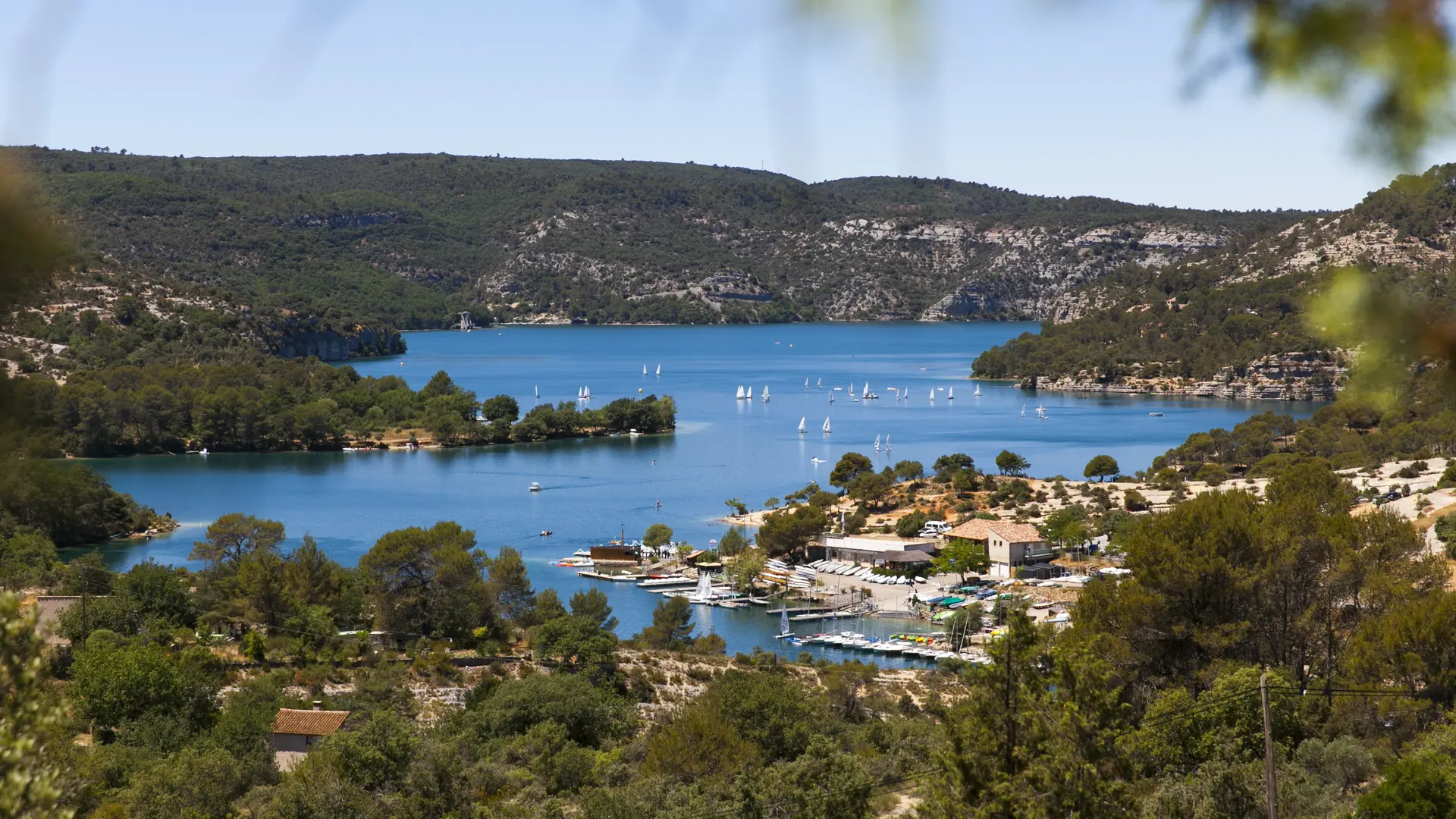 vue sur le village et le lac d'Esparron-de-Verdon