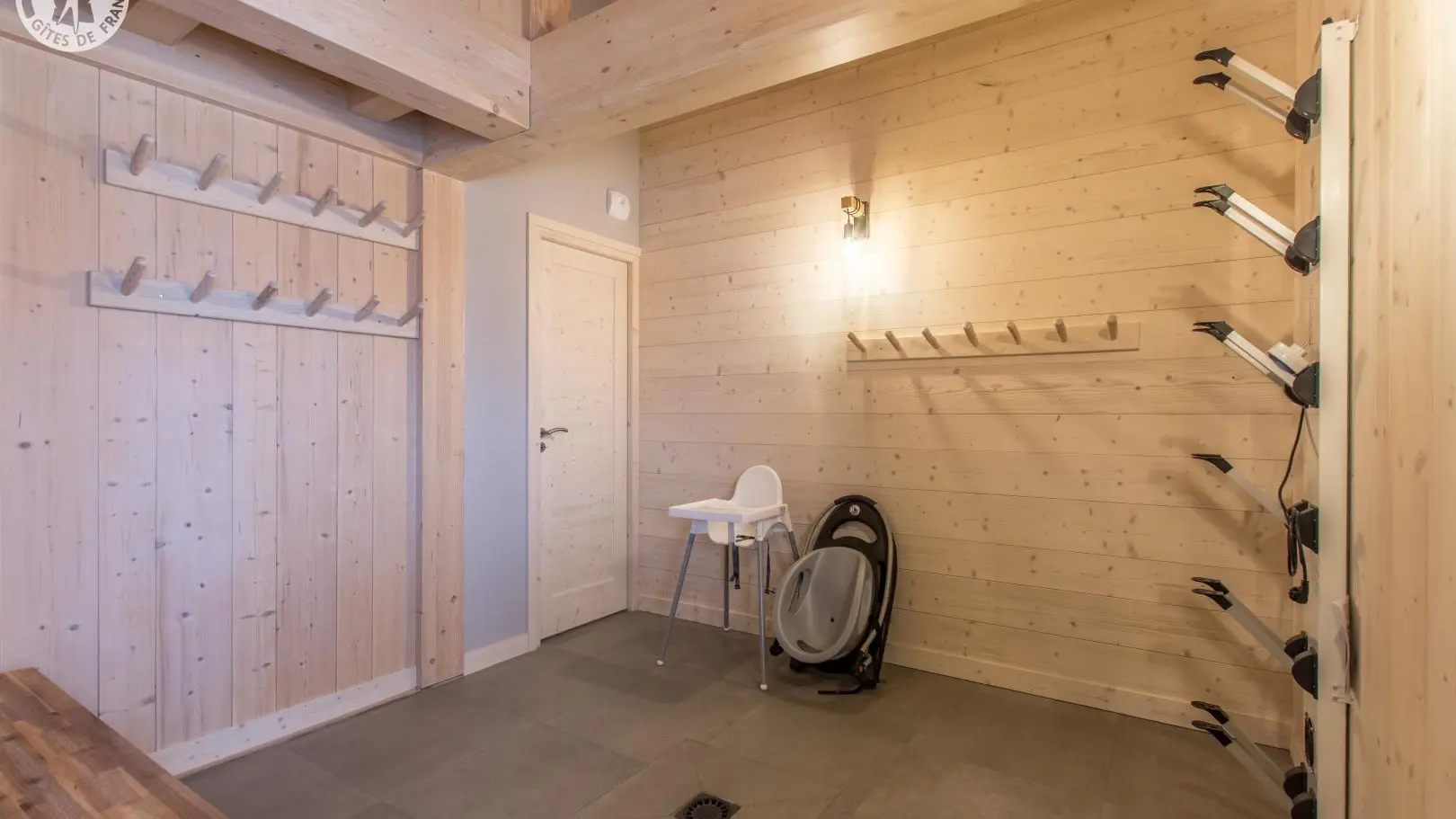 Espace sauna - ski-room avec sèche-chaussures