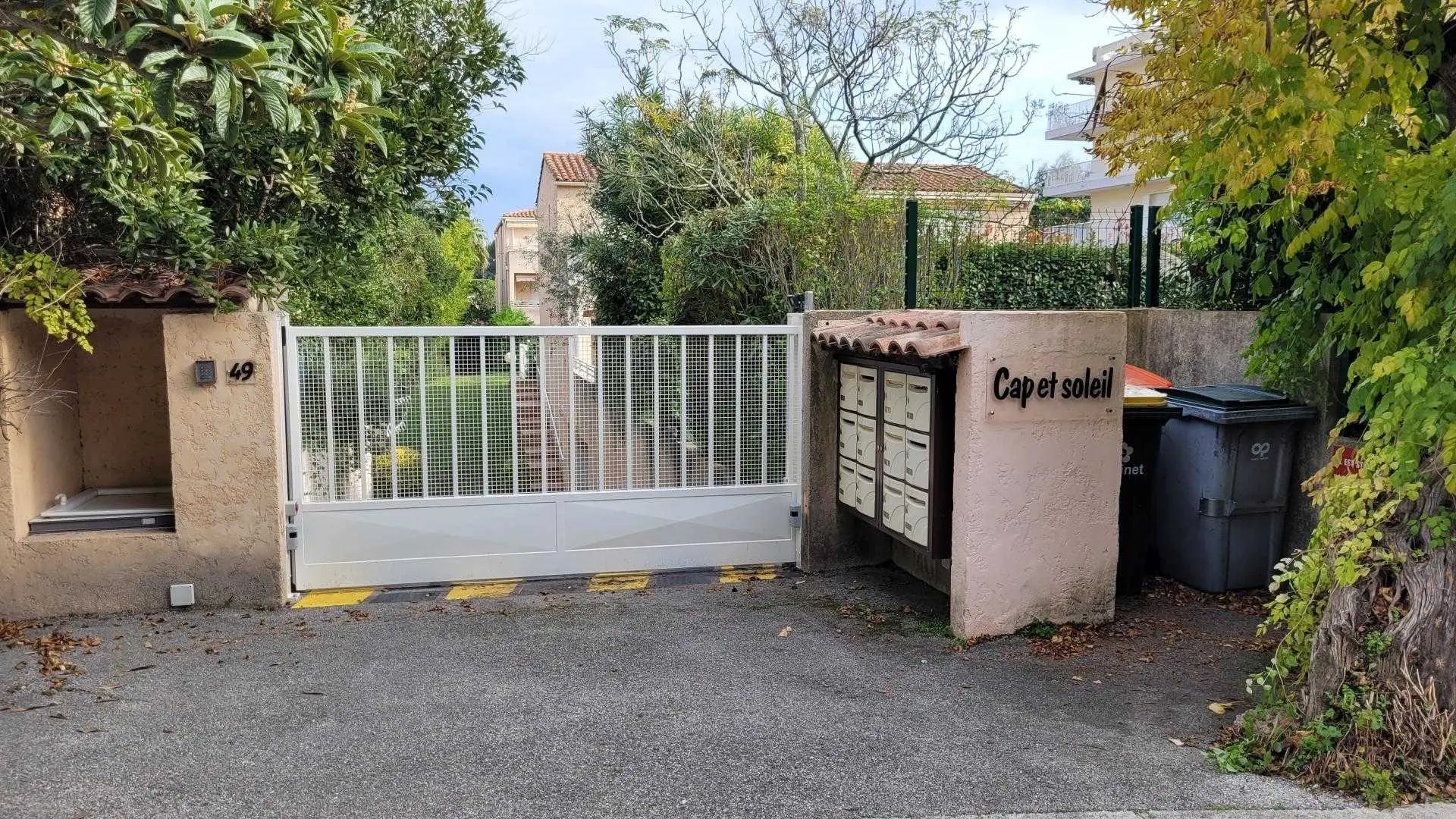 Entrée garage privatif Gîte La Riviera 2- Antibes/Juan les Pins - Gîtes de France Alpes-Maritimes