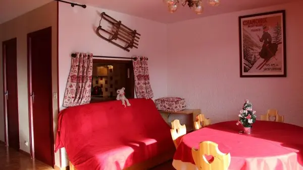 Salle à manger et séjour avec canapé/Dining room and living room with a sofa-Jalouvre-Le Grand-Bornand