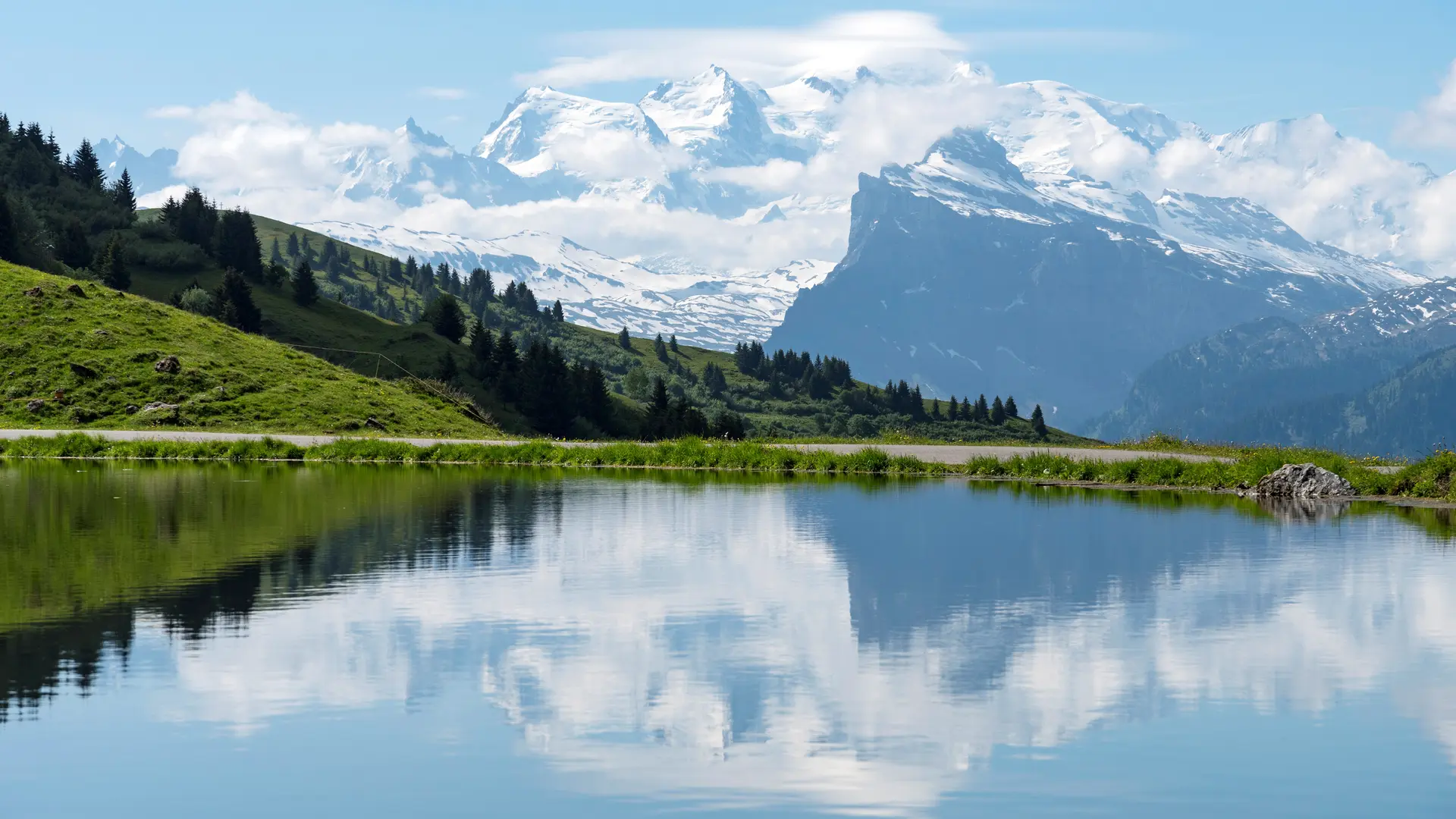 Lac de Joux Plane et Mont blanc