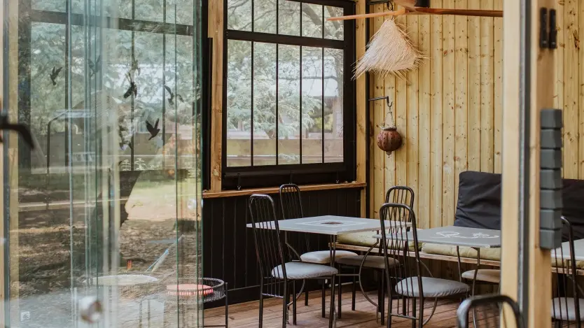 Salle à manger vue sur le jardin