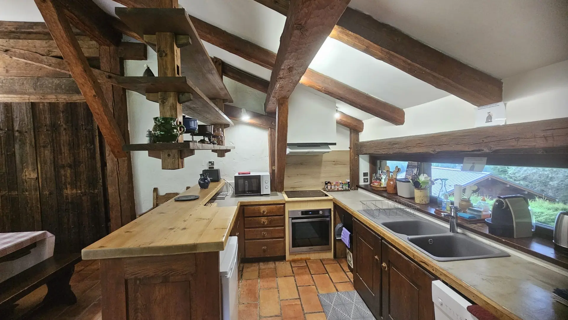 Four, plaque à induction, 2 petits frigos, un congélateur