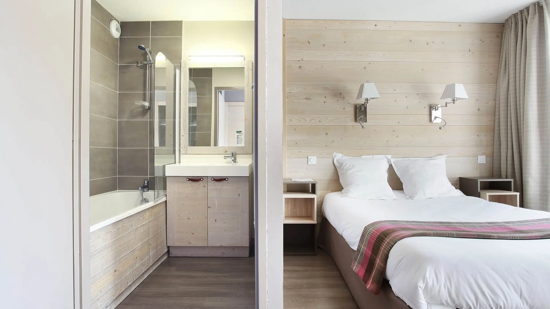 Chambre avec lit double et une salle de bain attenante