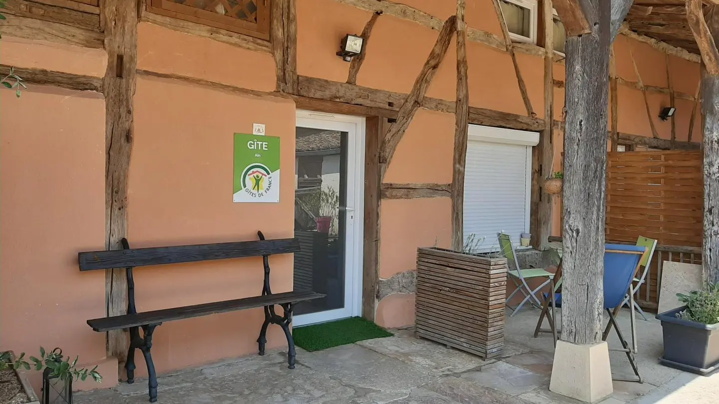 Terrasse côté est, donne sur la cour commune, face aux écuries. Très agréable pour le café du matin