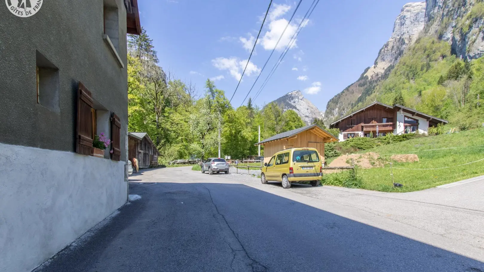 Stationnement (parking), sur l'arrière de la maison (le long de la route)