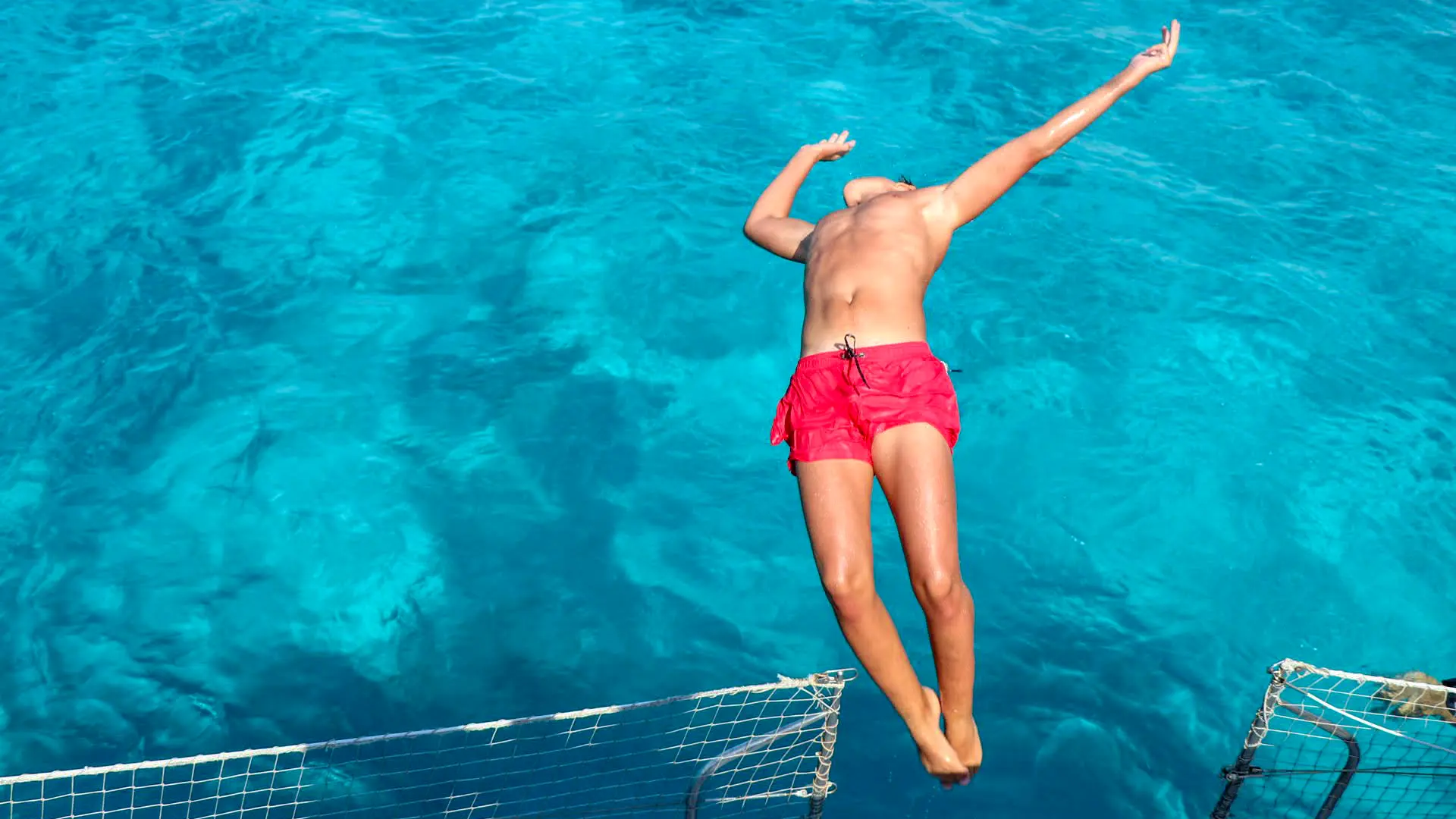 Saut dans l'eau du bateau