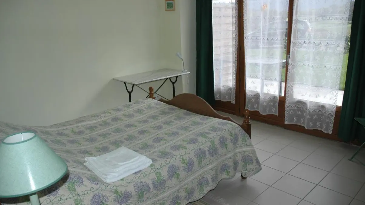 Une chambre exposée au sud avec une seconde terrasse et un jardin privatif.