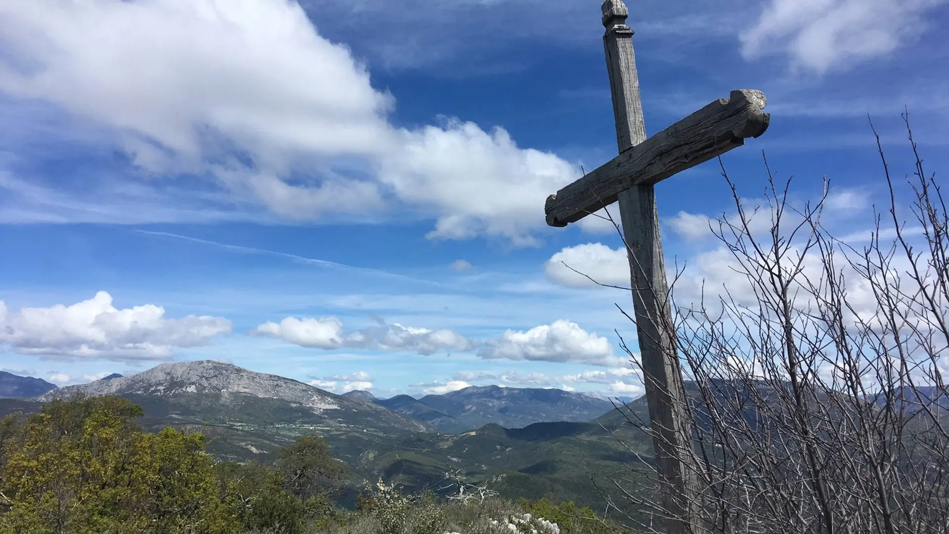 Panorama du sommet sur les collines de Clare avec la présence d'une grande croix en bois