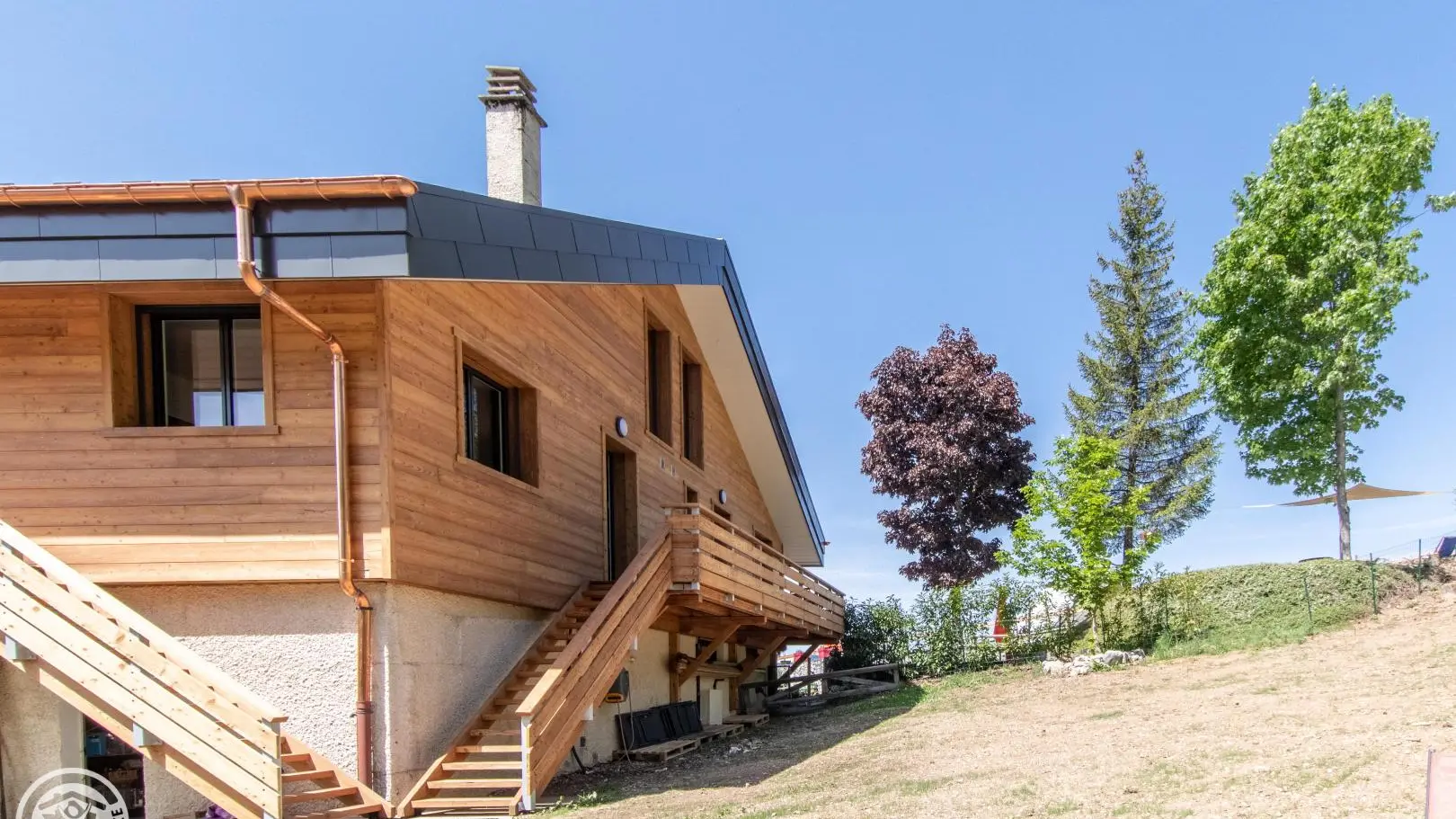 Escalier droit pour accès au gîte (2ème porte, passe devant un autre gîte-studio)