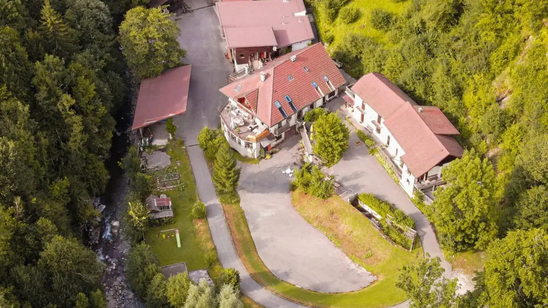 Vue aérienne du hameau de l'ancienne scierie comprenant la maison des propriétaires et les 4 gîtes posées dans son écrin de nature