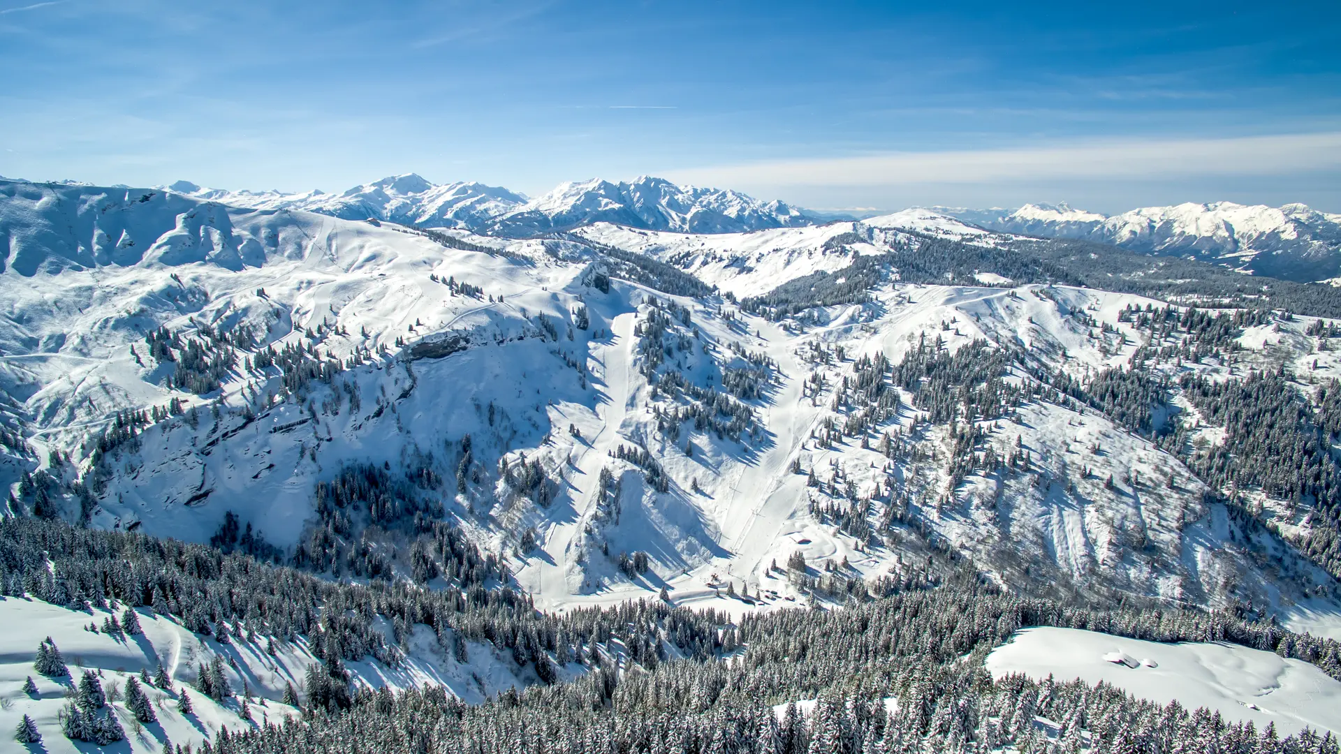 Versant nord pour une neige toujours froide. Des pentes plus soutenues pour les skieurs confirmés.