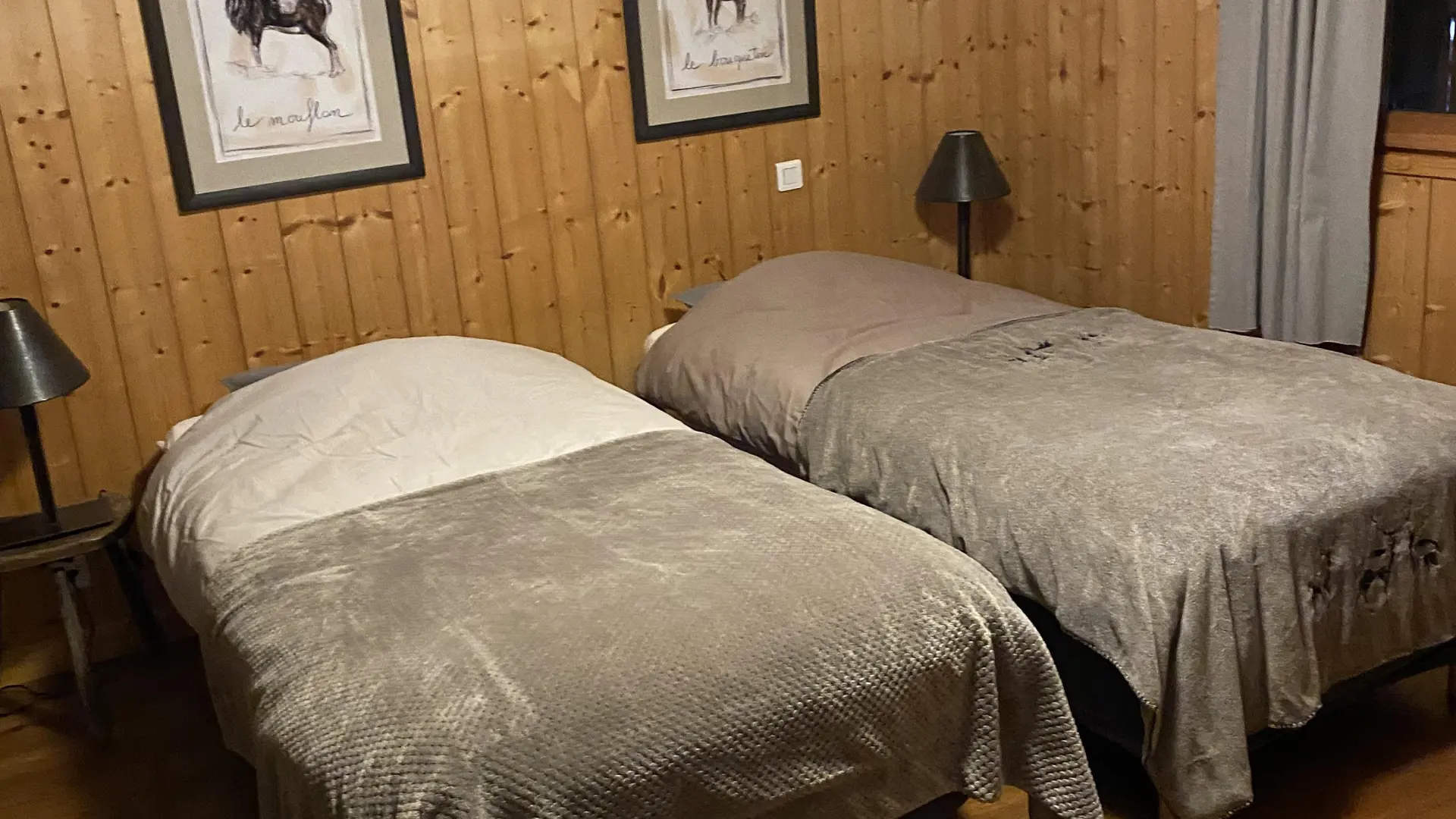 Deux lits simple dans un chambe