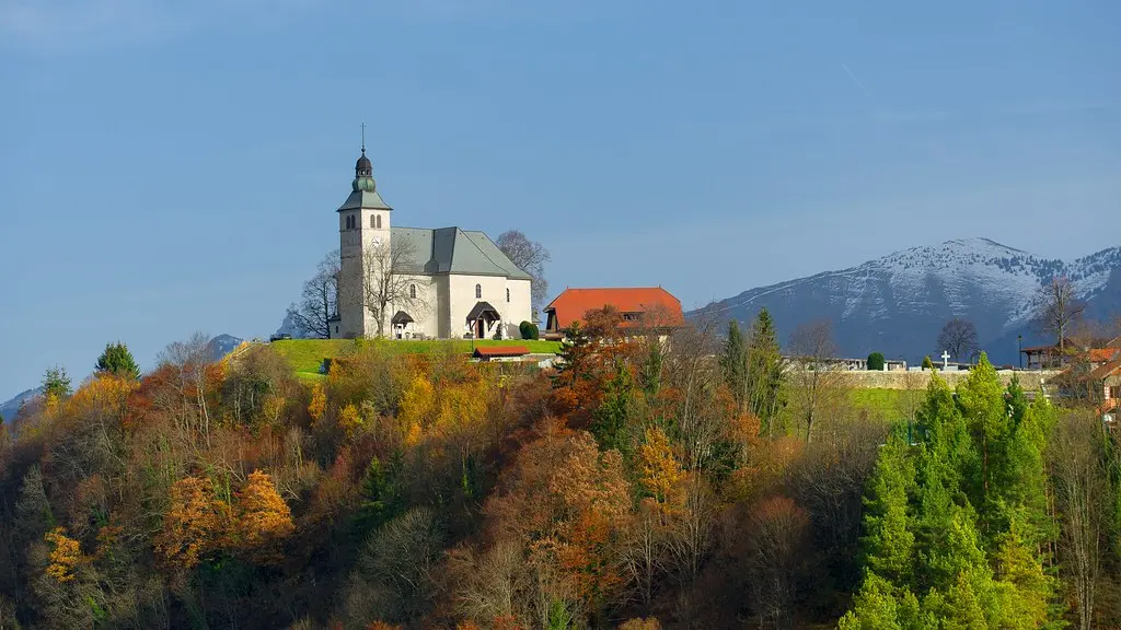 Couleurs d'automne autour de l'église du Mont Saxonnex