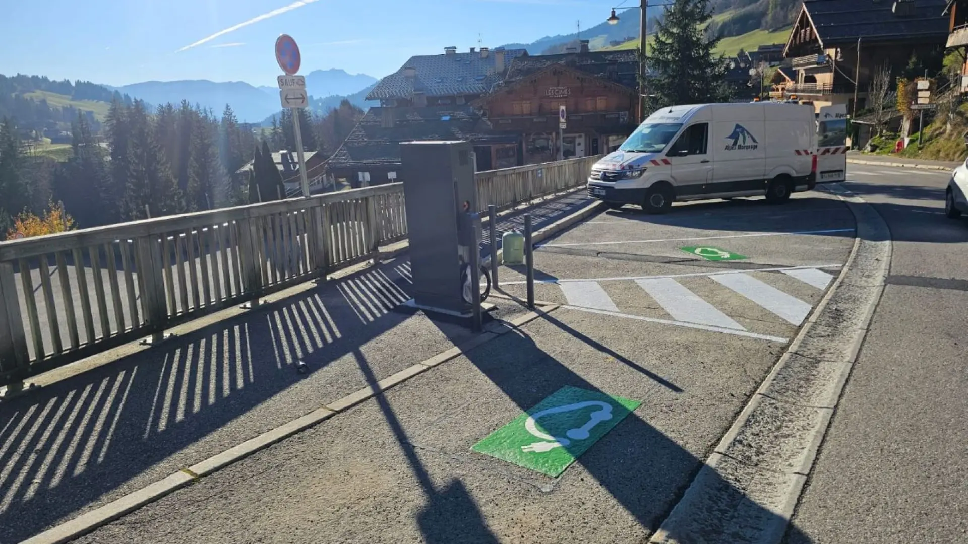 Parking équipé d'une borne de recharge pour voiture électrique